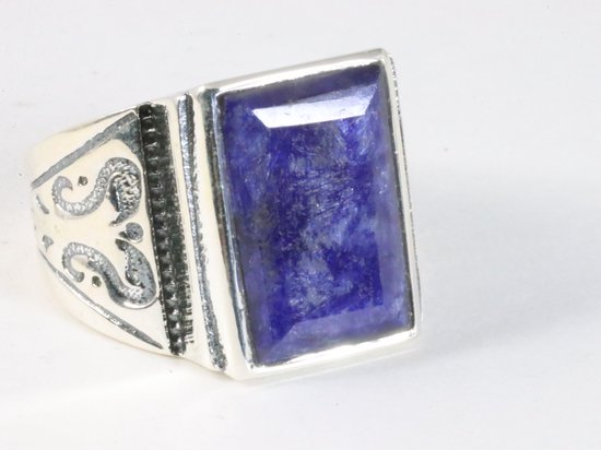 Zware bewerkte zilveren ring met blauwe saffier