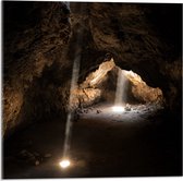WallClassics - Acrylglas - Lichtstralen in een Grot - 50x50 cm Foto op Acrylglas (Met Ophangsysteem)