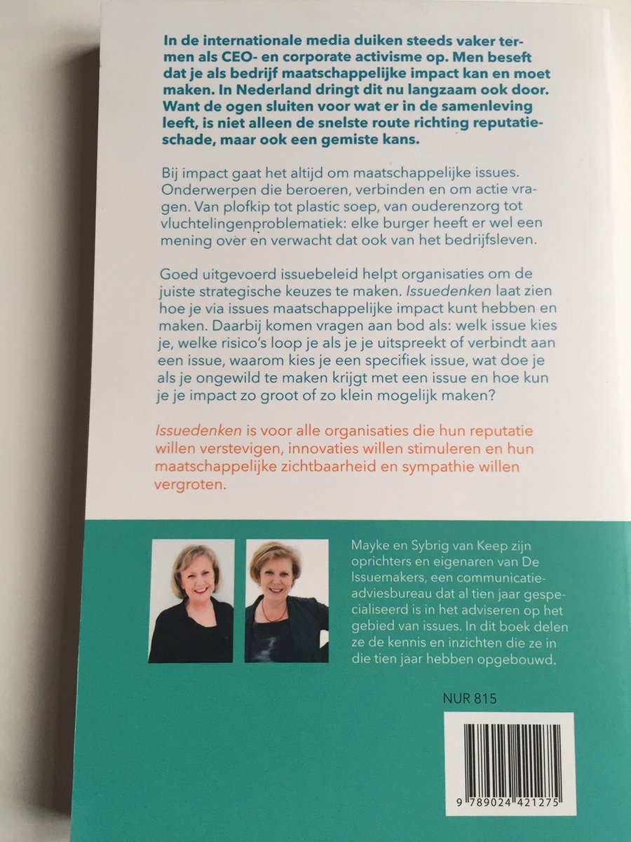 Twee vrouwen voor een boek met 'Issuedenken' erop. Achterkant boek met tekst en een afbeelding van twee vrouwen.