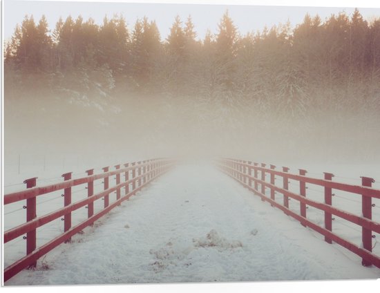 WallClassics - PVC Schuimplaat - Rode Brug met Sneeuw en Mist bij Bos - 80x60 cm Foto op PVC Schuimplaat (Met Ophangsysteem)