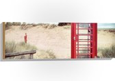 WallClassics - Hout - Rode Telefooncel in Duinen - 90x30 cm - 12 mm dik - Foto op Hout (Met Ophangsysteem)