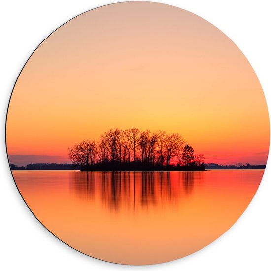 WallClassics - Dibond Muurcirkel - Rode Lucht bij Bomen - 60x60 cm Foto op Aluminium Muurcirkel (met ophangsysteem)