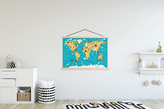 Carte du monde pour enfants avec animaux, accrochée à un cadre en bois sur un mur blanc dans une chambre d'enfant.