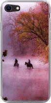 Telefoonhoesje Geschikt voor iPhone SE 2022 hoesje - Paarden - Mist - Bos - Siliconen Telefoonhoesje
