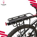 Zwarte fietsbagagedrager gemonteerd op een mountainbike, met achterlicht.