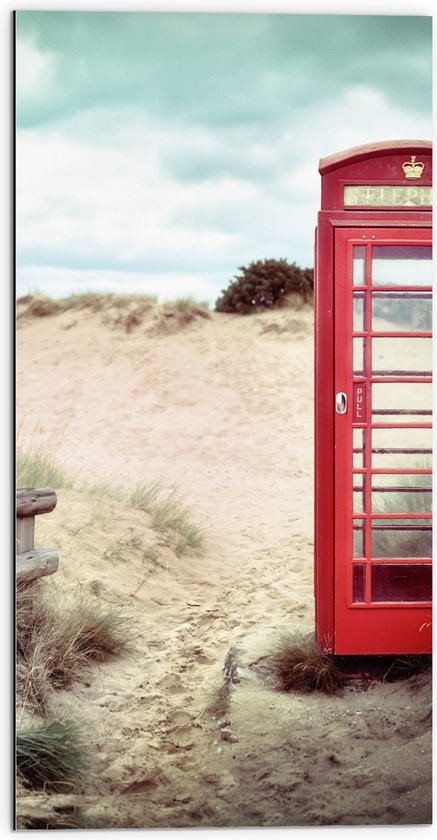 WallClassics - Dibond - Rode Telefooncel in Duinen - 50x100 cm Foto op Aluminium (Met Ophangsysteem)