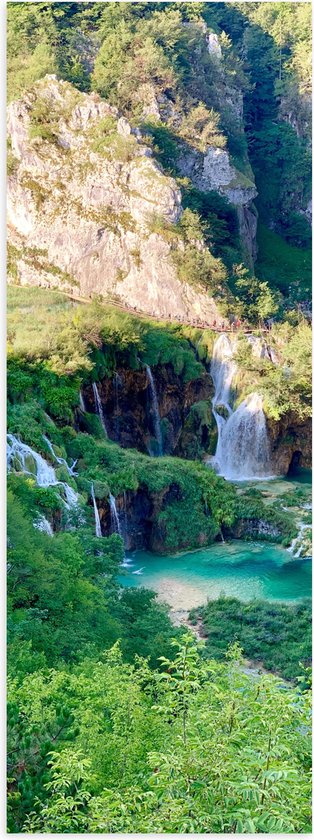 WallClassics - Poster Glanzend – Park met Watervallen en Veel Begroeiing - 20x60 cm Foto op Posterpapier met Glanzende Afwerking