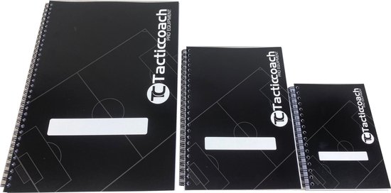 Drie zwarte notitieboeken van Tacticcoach in verschillende maten, op een witte achtergrond.