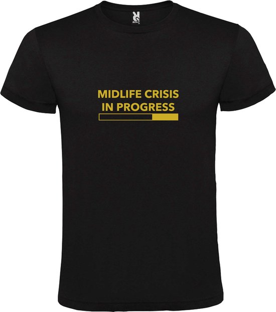 Zwart T-Shirt met “ Midlife Crisis in Progress “ tekst Goud Size XXXXXL