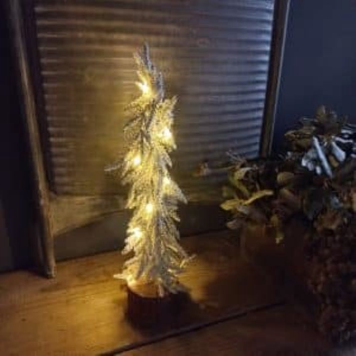 Kerstboom met sneeuw en 10 lichtjes 30 cm