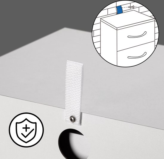 Witte textielband met metalen oogje, bevestigd aan een witte ladekast.