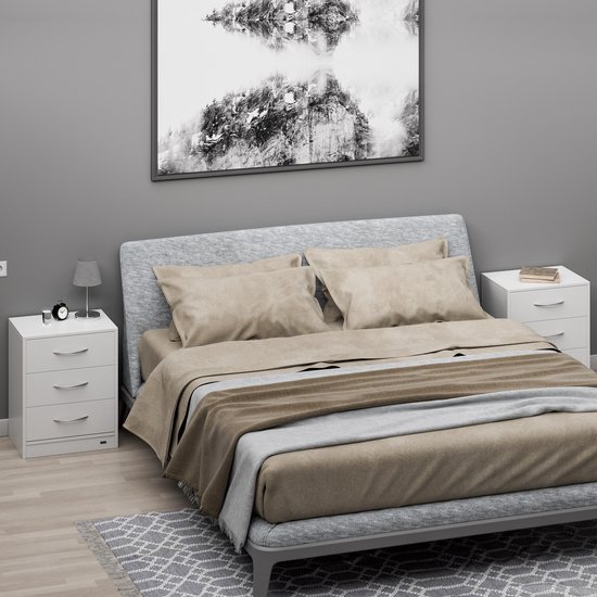 Slaapkamer met een grijs bed, 2 witte nachtkastjes en een schilderij aan de muur.