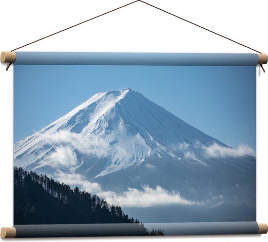 WallClassics - Textielposter - Hoge Besneeuwde Berg - 60x40 cm Foto op Textiel