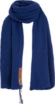 Knit Factory Luna Gebreide Sjaal Dames & Heren - Langwerpige sjaal - Ronde sjaal - Colsjaal - Omslagdoek - Kings Blue - Donkerblauw - 200x50 cm - Inclusief sierspeld