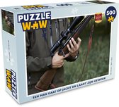 Puzzel Een man gaat op jacht en laadt zijn geweer - Legpuzzel - Puzzel 500 stukjes