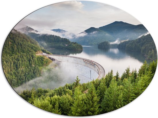 WallClassics - Dibond Ovaal - Dam tussen de Bergen en Bossen - 80x60 cm Foto op Ovaal (Met Ophangsysteem)