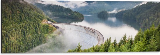 WallClassics - Dibond - Dam tussen de Bergen en Bossen - 90x30 cm Foto op Aluminium (Wanddecoratie van metaal)