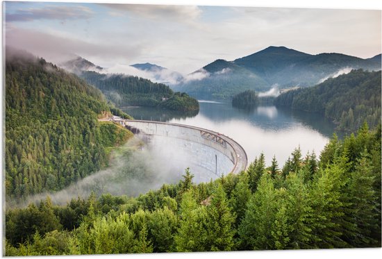 WallClassics - Acrylglas - Dam tussen de Bergen en Bossen - 105x70 cm Foto op Acrylglas (Met Ophangsysteem)