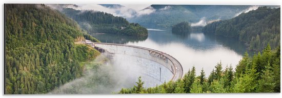 WallClassics - Dibond - Dam tussen de Bergen en Bossen - 60x20 cm Foto op Aluminium (Met Ophangsysteem)