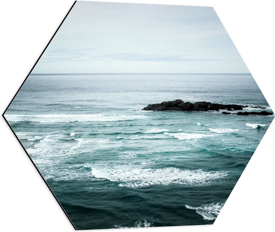 WallClassics - Dibond Hexagon - Rotsen in de Zee tussen de Golven - 60x52.2 cm Foto op Hexagon (Met Ophangsysteem)