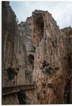 WallClassics - Dibond - Wandelbrug Langs Hoge Bergen - 50x75 cm Foto op Aluminium (Wanddecoratie van metaal)