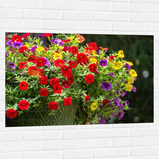 WallClassics - Muursticker - Bloemenmadjes met Rode, Paarse en Gele Bloemen - 105x70 cm Foto op Muursticker