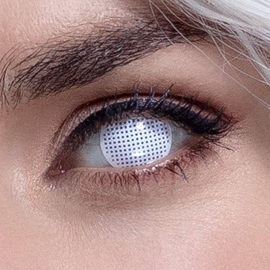 Close-up van een oog met witte lenzen met stippenpatroon.