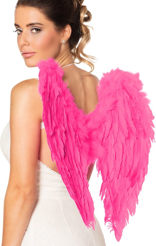Roze veren engelen vleugels, gedragen door een vrouw in een witte jurk.