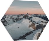 WallClassics - PVC Schuimplaat Hexagon  - Bergtop met Sneeuw - 80x69.6 cm Foto op Hexagon (Met Ophangsysteem)