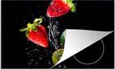 KitchenYeah® Inductie beschermer 81.6x52.7 cm - Fruit - Water - Zwart - Stilleven Aardbei - Kiwi - Kookplaataccessoires - Afdekplaat voor kookplaat - Inductiebeschermer - Inductiemat - Inductieplaat mat
