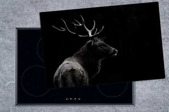 KitchenYeah® Inductie beschermer 80x52 cm - Hert - Zwart - Portret - Gewei - Dieren - Kookplaataccessoires - Afdekplaat voor kookplaat - Inductiebeschermer - Inductiemat - Inductieplaat mat