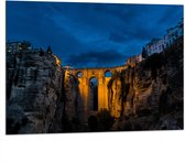 WallClassics - Dibond - Brug tussen Bergen in Spanje - 100x75 cm Foto op Aluminium (Wanddecoratie van metaal)
