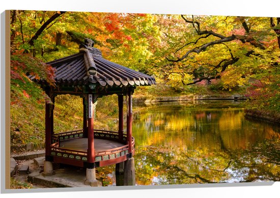 WallClassics - Hout - Gazebo bij een Vijver - Secret Garden - Seoul - 105x70 cm - 12 mm dik - Foto op Hout (Met Ophangsysteem)