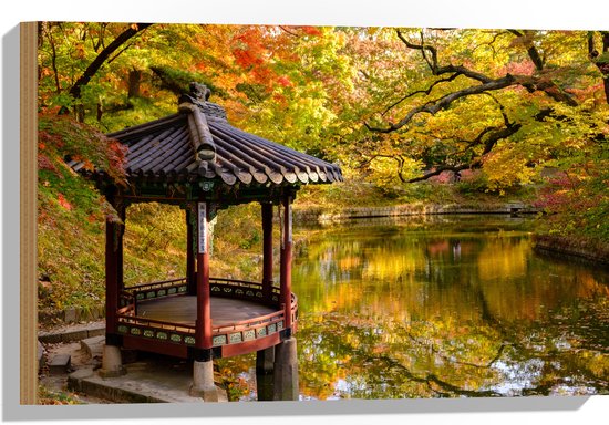 WallClassics - Hout - Gazebo bij een Vijver - Secret Garden - Seoul - 60x40 cm - 12 mm dik - Foto op Hout (Met Ophangsysteem)