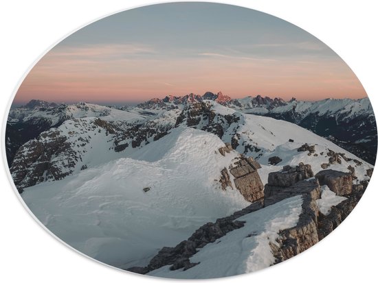 WallClassics - PVC Schuimplaat Ovaal - Bergtop met Sneeuw - 40x30 cm Foto op Ovaal  (Met Ophangsysteem)
