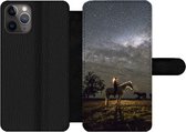 Bookcase Geschikt voor iPhone 11 Pro Max telefoonhoesje - Paard - Vrouw - Sterrenhemel - Met vakjes - Wallet case met magneetsluiting