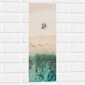 WallClassics - Muursticker - Parasol op het Strand - 20x60 cm Foto op Muursticker