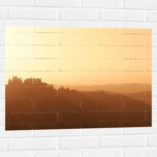 WallClassics - Muursticker - Paysage de colline brumeuse avec soleil levant - 80x60 cm Photo sur Muursticker