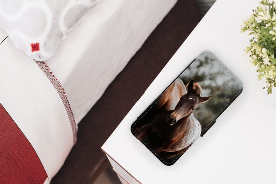 Bookcase pour iPhone 12 Pro Bookcase - Paarden - Forêt - Berg - Avec compartiments - Étui portefeuille avec fermeture magnétique