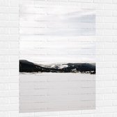 WallClassics - Muursticker - Sneeuwvlakte voor Heuvels - 80x120 cm Foto op Muursticker