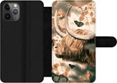 Bookcase Geschikt voor iPhone 11 Pro telefoonhoesje - Schotse hooglander - Vlinders - Bladeren - Met vakjes - Wallet case met magneetsluiting
