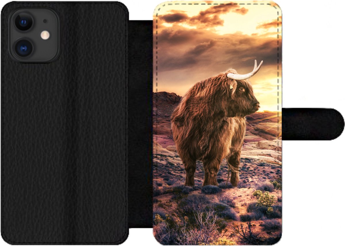 Telefoonhoesje Geschikt voor iPhone 12 Pro telefoonhoesje - Schotse hooglander - Horizon - Landschap - Met vakjes - Wallet case met magneetsluiting