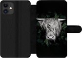 Bookcase Geschikt voor iPhone 12 Pro telefoonhoesje - Schotse hooglander - Bladeren - Portret - Met vakjes - Wallet case met magneetsluiting