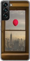 Geschikt voor Samsung Galaxy S22 hoesje - Rode ballon vliegt langs raam in New York - Siliconen Telefoonhoesje