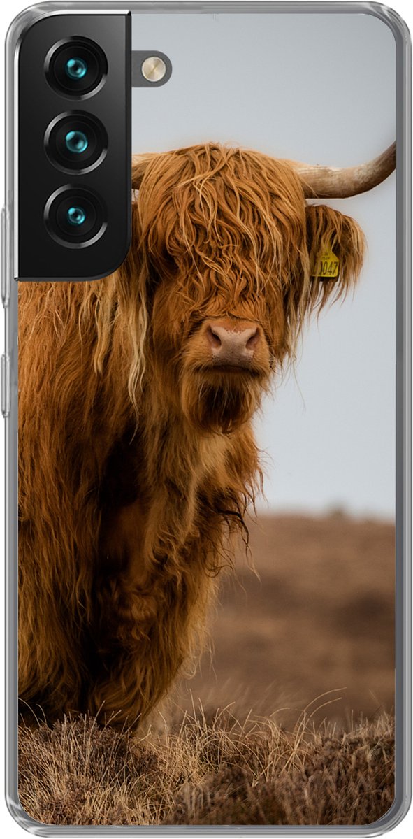 Telefoonhoesje Geschikt voor Samsung Galaxy S22 Plus hoesje - Schotse Hooglander - Duin - Gras - Siliconen Telefoonhoesje Telefoonhoesje