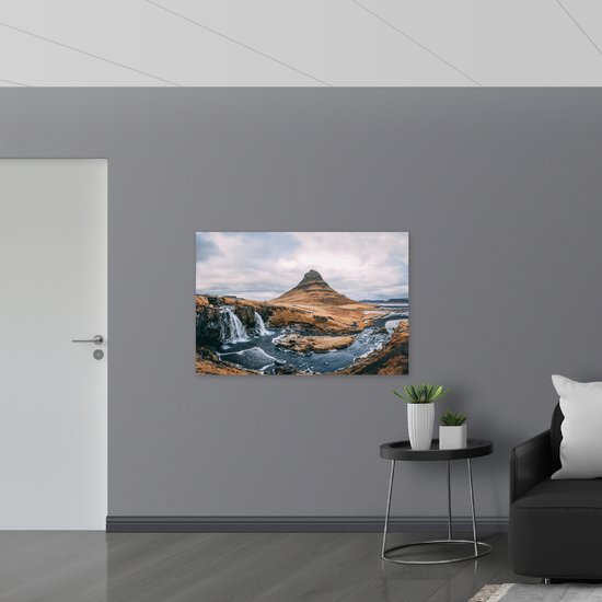 Vlag - Watervalletje en Berg bij Rivier - 120x80 cm Foto op Polyester Vlag