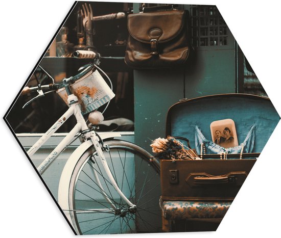 WallClassics - Dibond Hexagon - Geparkeerde Fiets tegen Winkel - 40x34.8 cm Foto op Hexagon (Met Ophangsysteem)