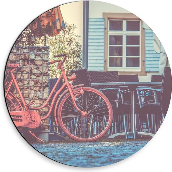 WallClassics - Dibond Muurcirkel - Rode Fiets geparkeerd op Terras - 30x30 cm Foto op Aluminium Muurcirkel (met ophangsysteem)