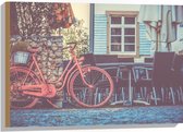 WallClassics - Bois - Vélo rouge garé sur une terrasse - 75 x 50 cm - Épaisseur 12 mm - Photo sur bois (avec système de suspension)