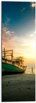 WallClassics - Dibond - Oud Schip gestrand - 30x90 cm Foto op Aluminium (Met Ophangsysteem)